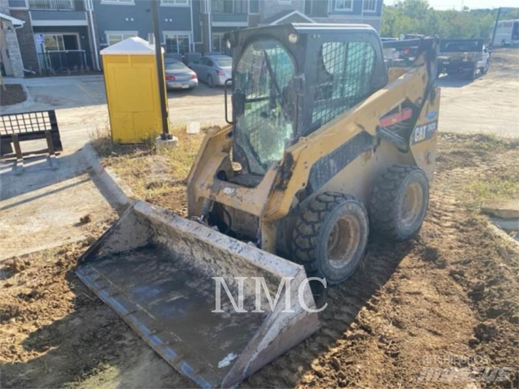 CAT 242D Smykem řízené nakladače