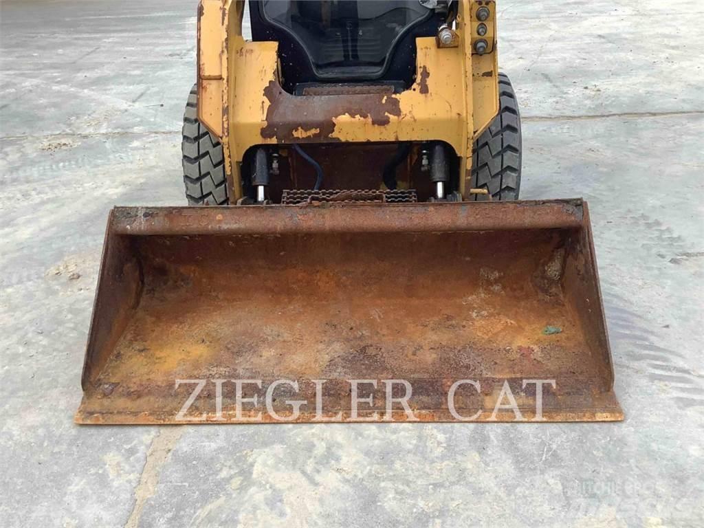 CAT 242D Smykem řízené nakladače