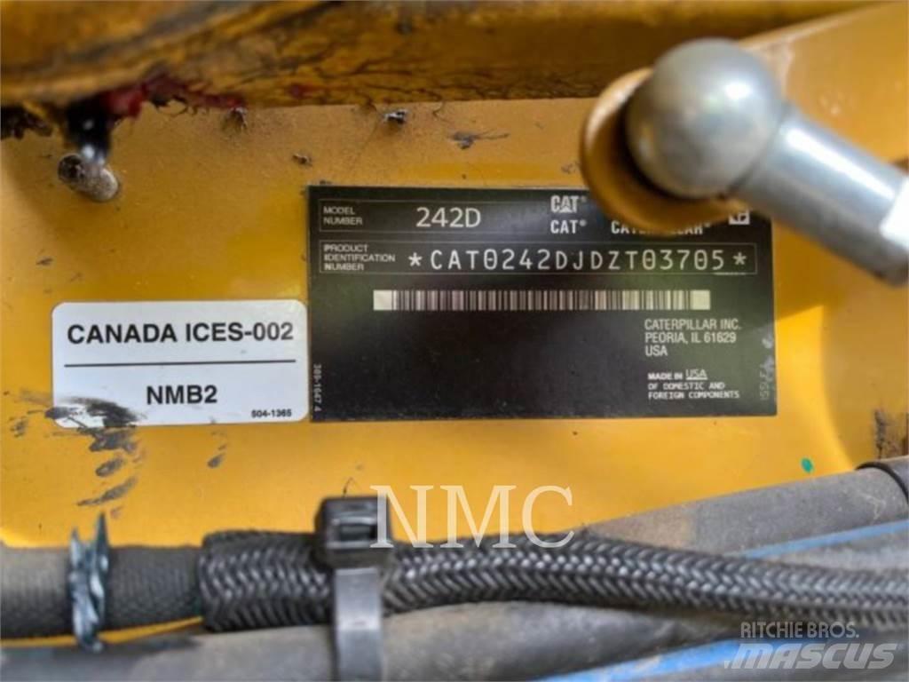 CAT 242D Smykem řízené nakladače