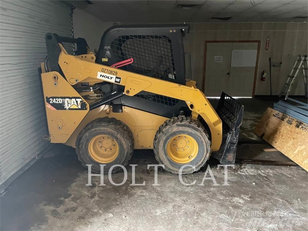 CAT 242D Smykem řízené nakladače