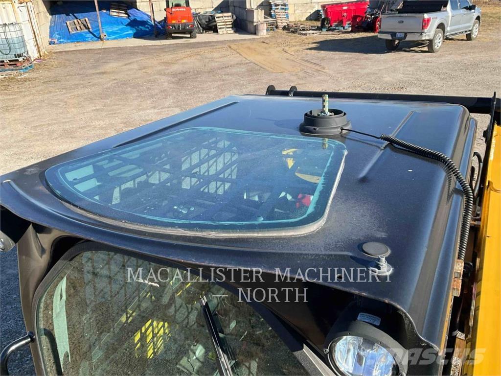 CAT 242D Smykem řízené nakladače