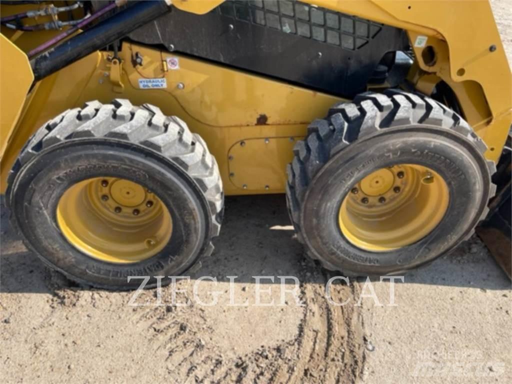 CAT 242D3 Smykem řízené nakladače