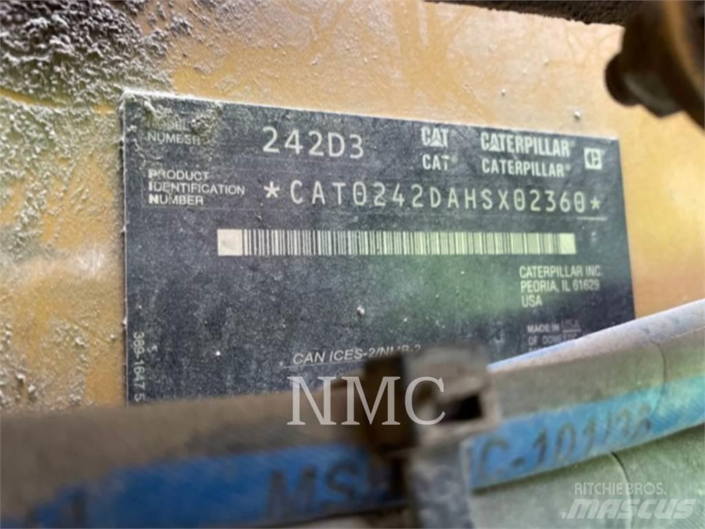 CAT 242D3 Smykem řízené nakladače
