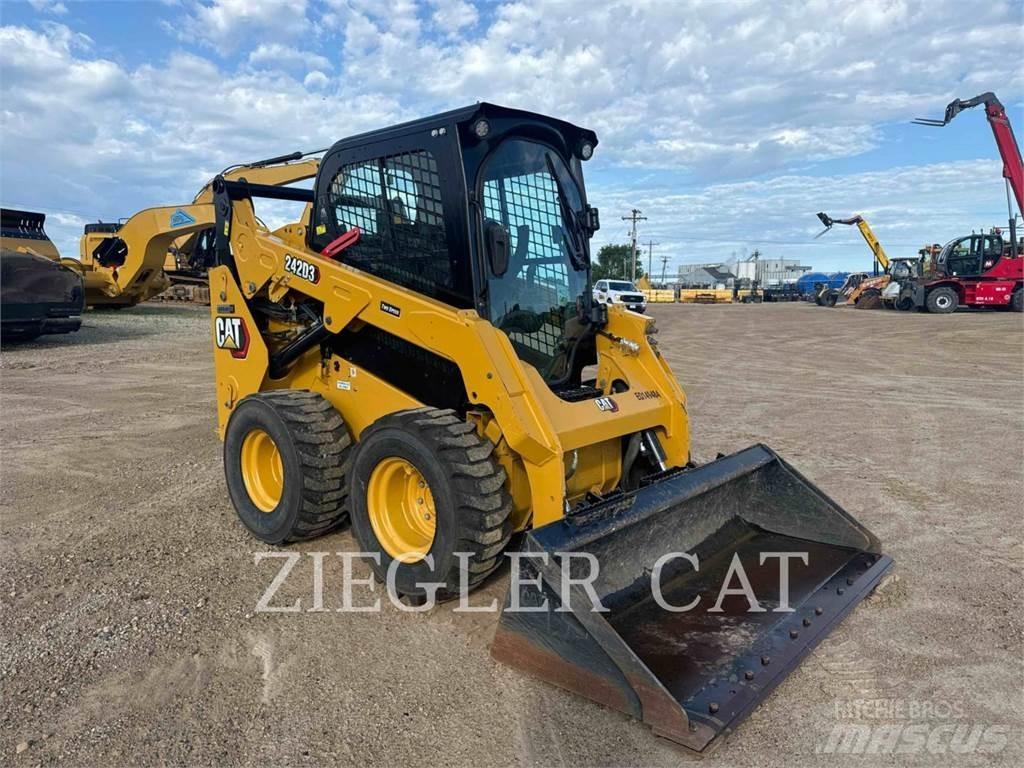 CAT 242D3 Smykem řízené nakladače