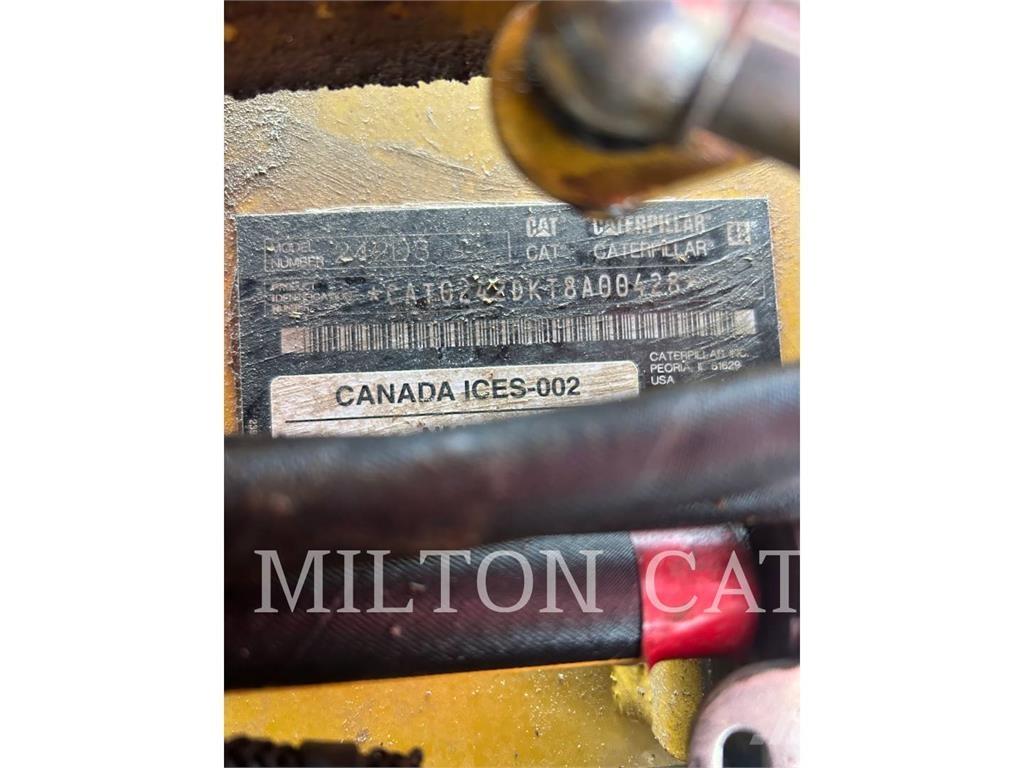 CAT 242D3 Smykem řízené nakladače