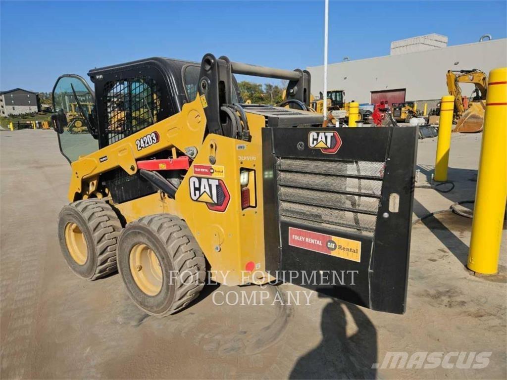 CAT 242D3STD2C Smykem řízené nakladače