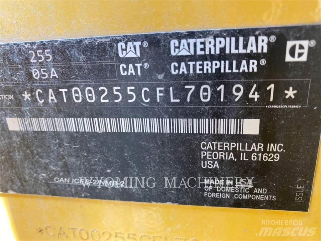 CAT 255 Smykem řízené nakladače