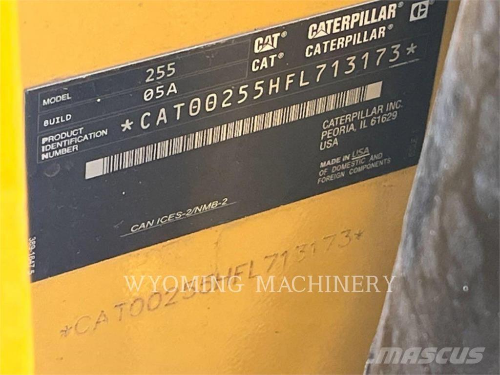 CAT 255 Smykem řízené nakladače