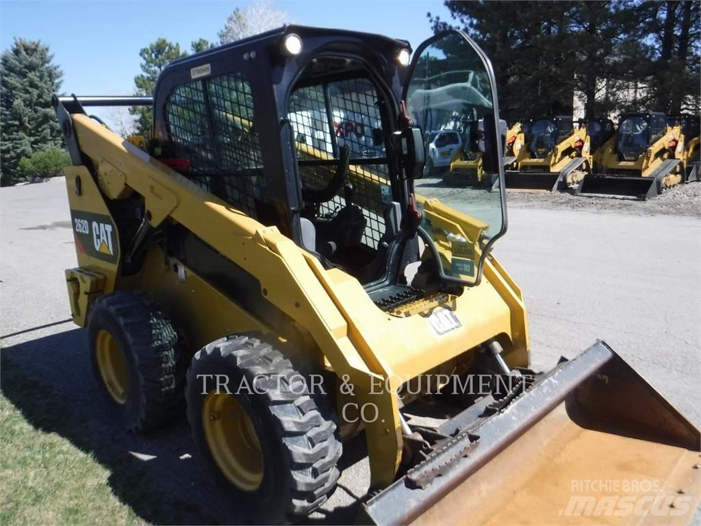 CAT 262D Smykem řízené nakladače