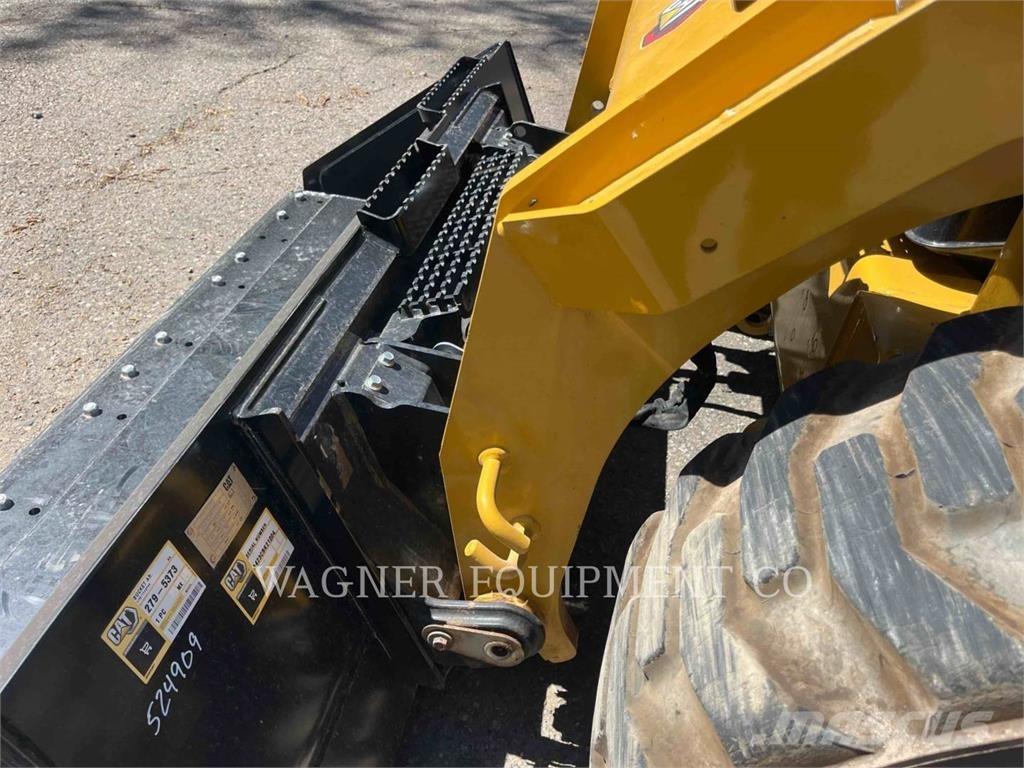 CAT 262D3 Smykem řízené nakladače