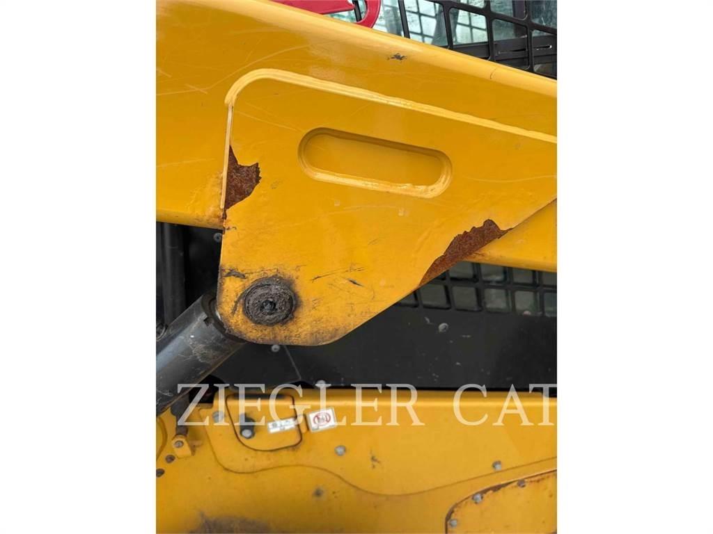 CAT 262D3 Smykem řízené nakladače