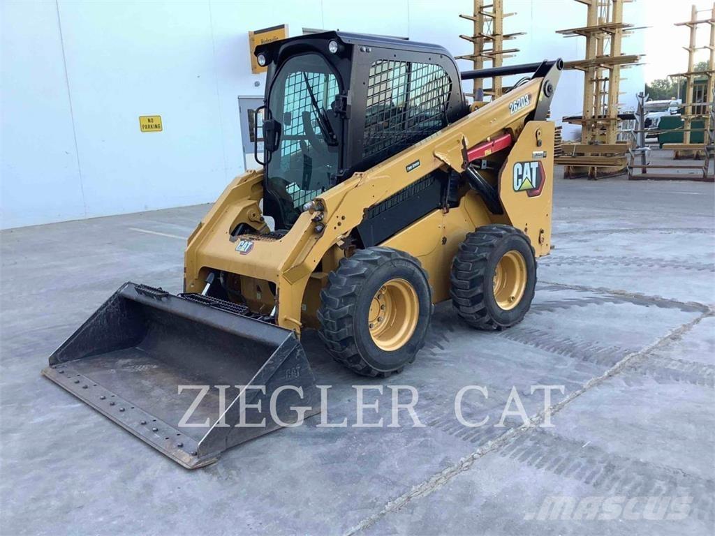 CAT 262D3 Smykem řízené nakladače