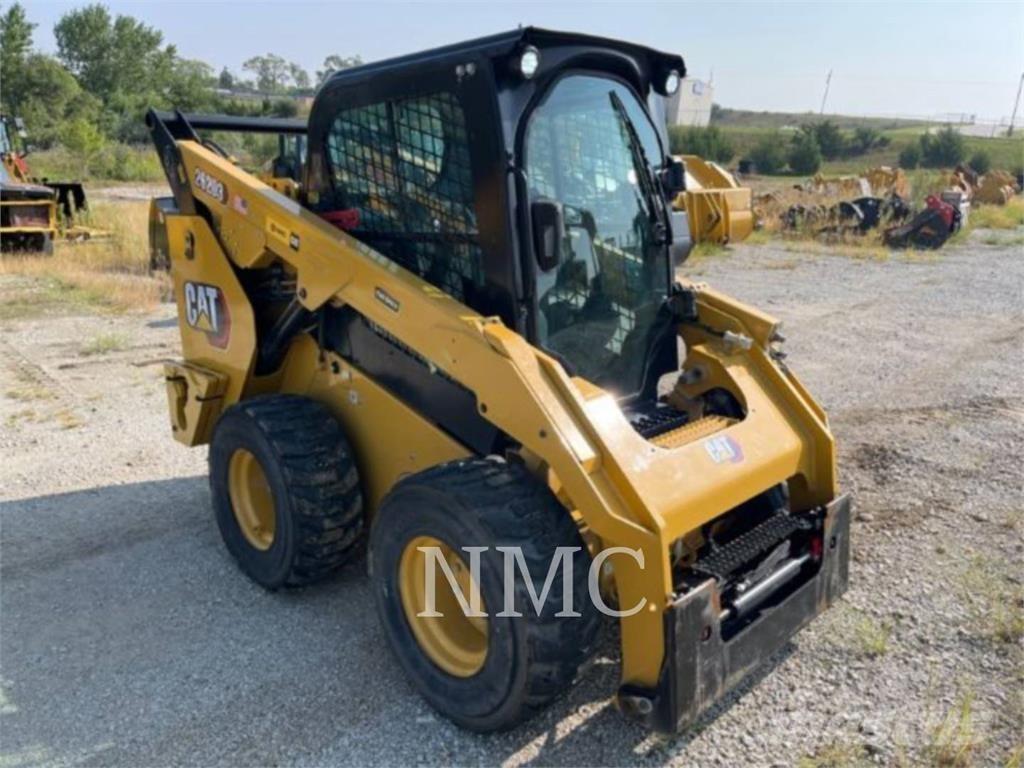 CAT 262D3 Smykem řízené nakladače