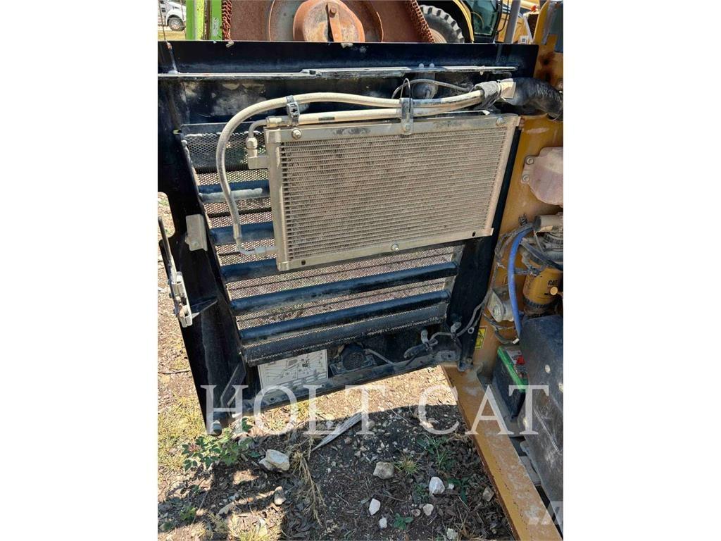 CAT 262D3 Smykem řízené nakladače