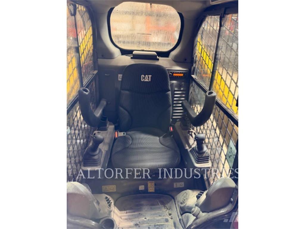 CAT 262D3 Smykem řízené nakladače