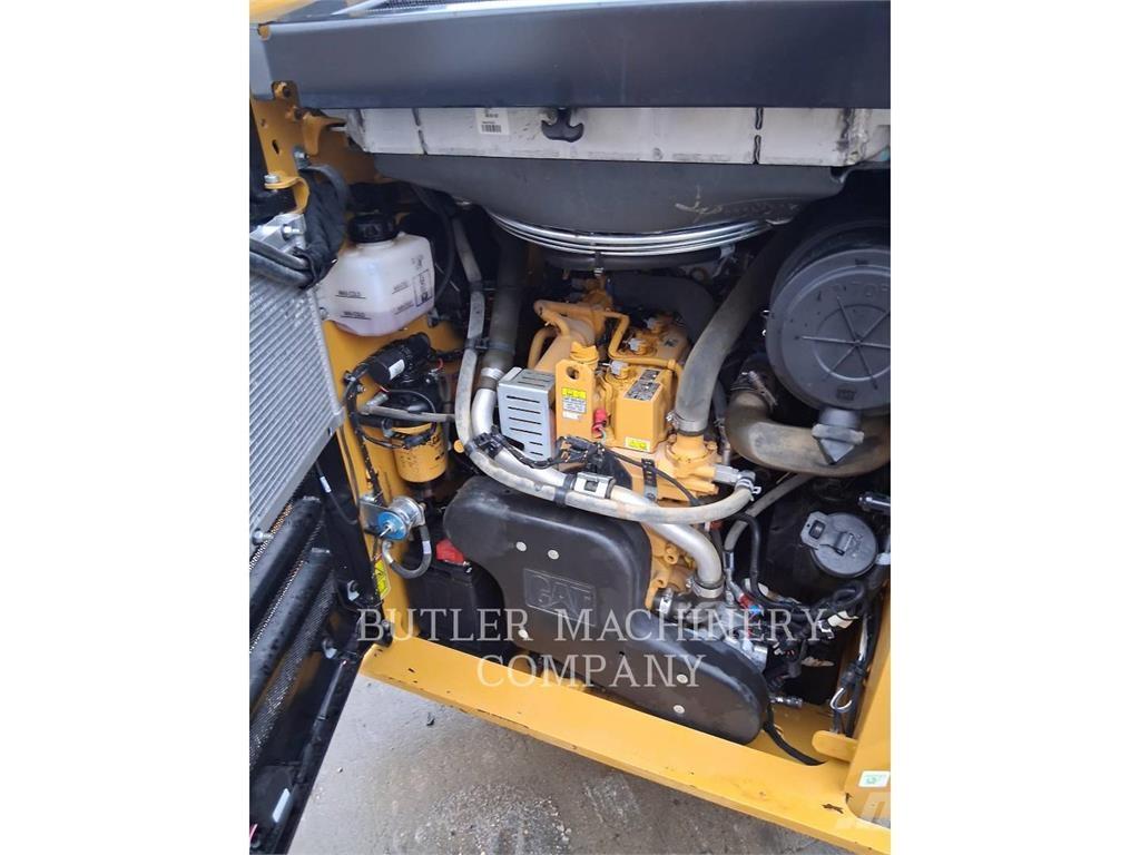 CAT 262D3 C3H2 Smykem řízené nakladače