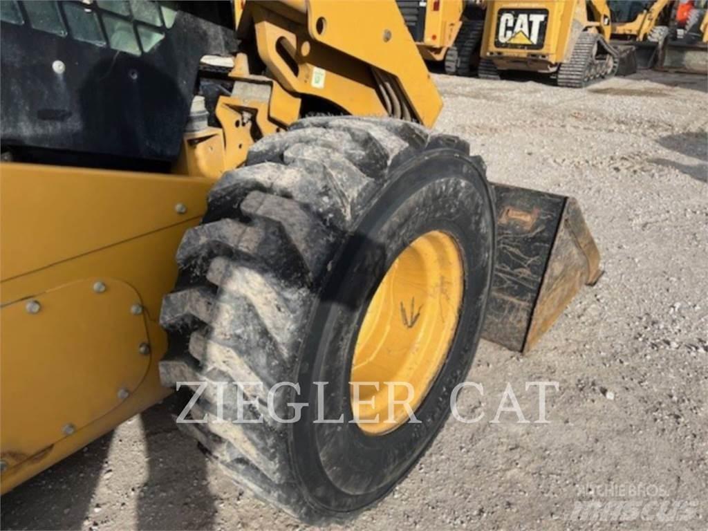 CAT 272D2 Smykem řízené nakladače