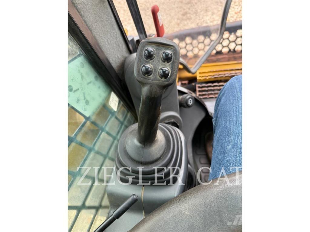 CAT 272D2 Smykem řízené nakladače