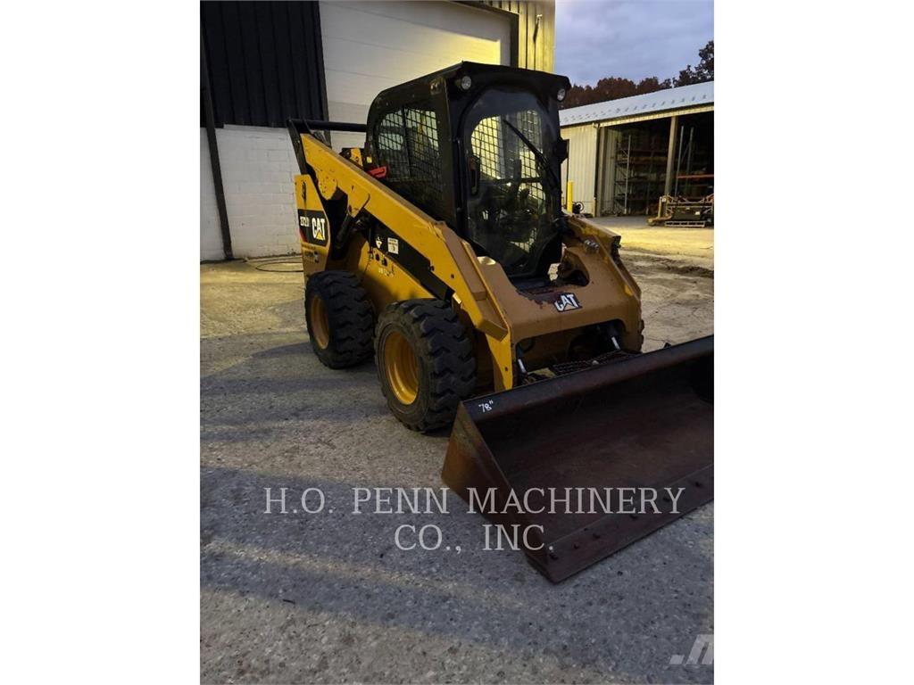 CAT 272D2 Smykem řízené nakladače