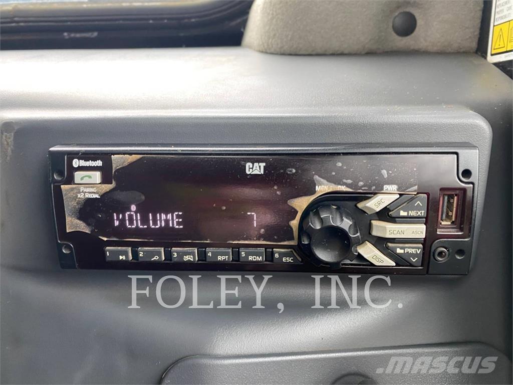 CAT 272D2 Smykem řízené nakladače