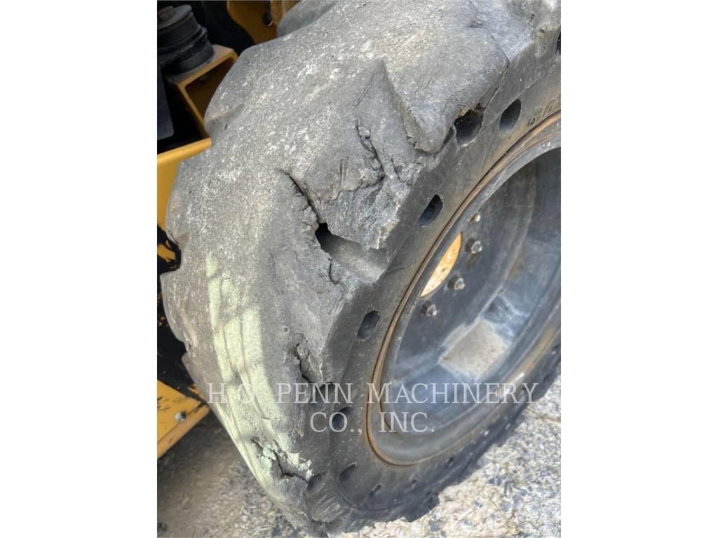 CAT 272D2XHP Smykem řízené nakladače