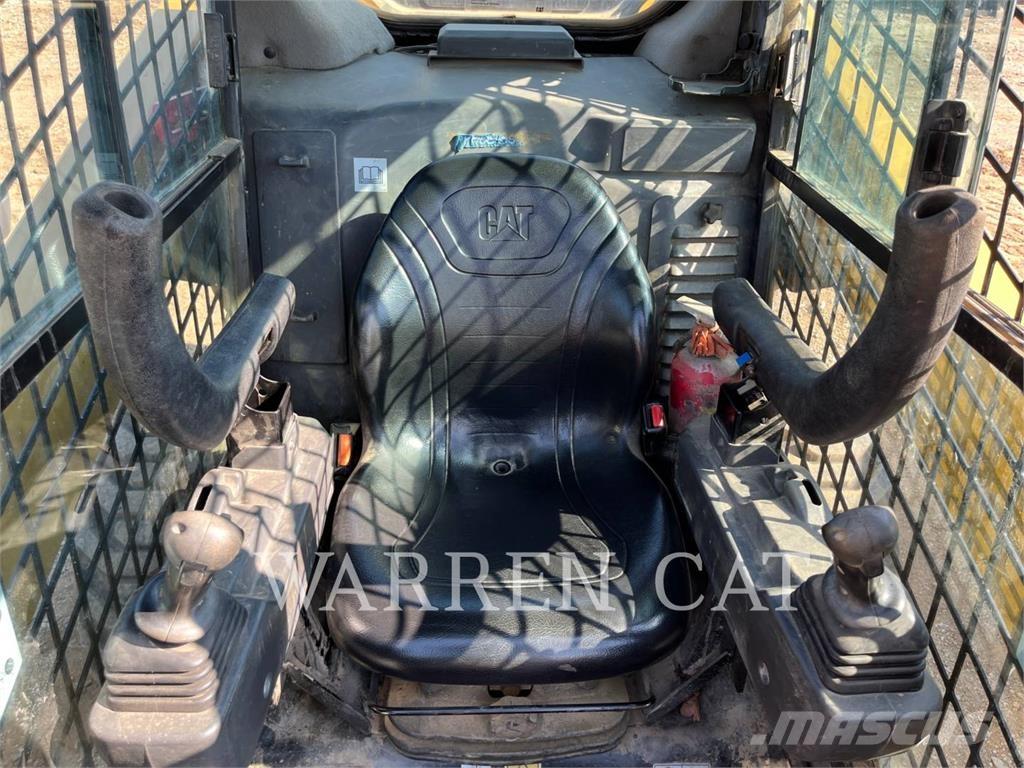 CAT 272D3 C3H1 Smykem řízené nakladače