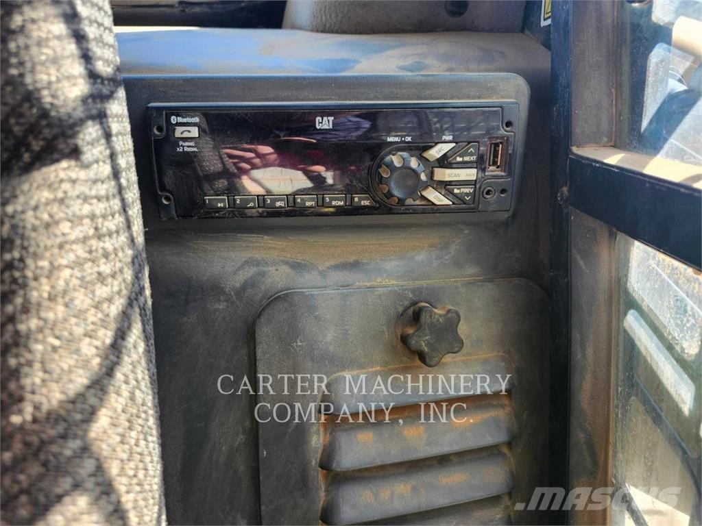 CAT 299D2 Smykem řízené nakladače