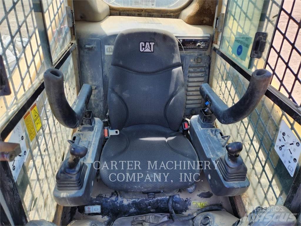 CAT 299D3 Smykem řízené nakladače