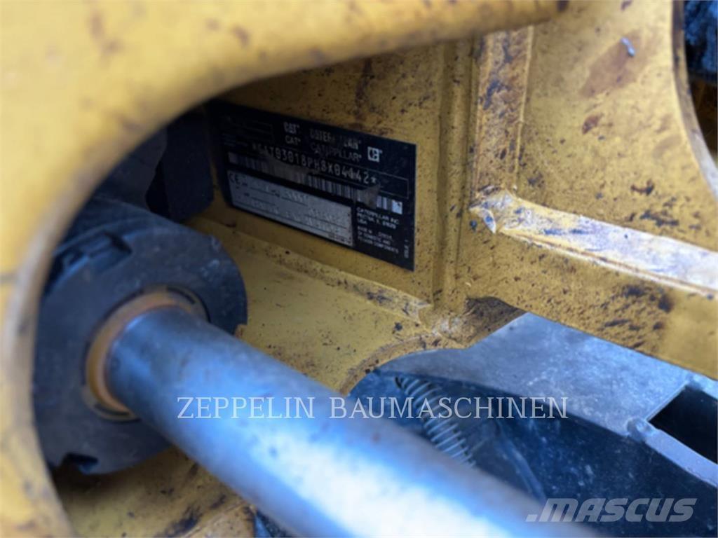 CAT 301.8-05A Pásová rýpadla