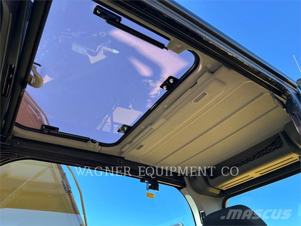 CAT 323 Pásová rýpadla