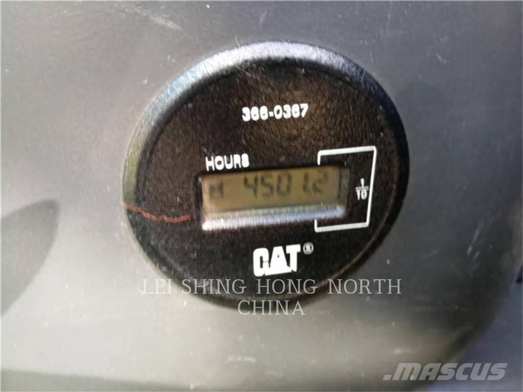 CAT 323D2L Pásová rýpadla