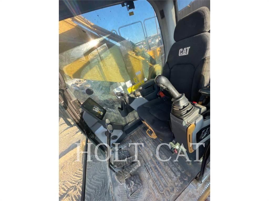 CAT 352 11 Pásová rýpadla