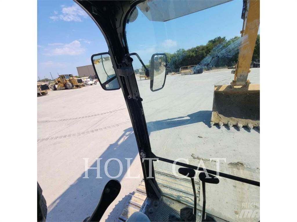 CAT 352 11 Pásová rýpadla