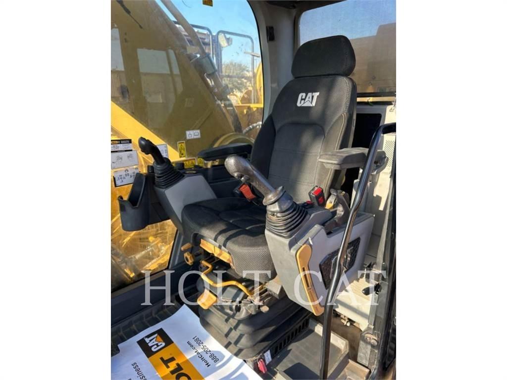 CAT 352 11 Pásová rýpadla