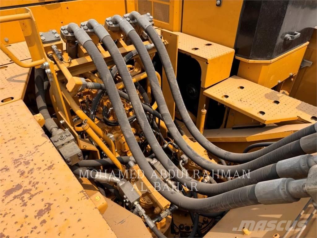 CAT 374 Pásová rýpadla