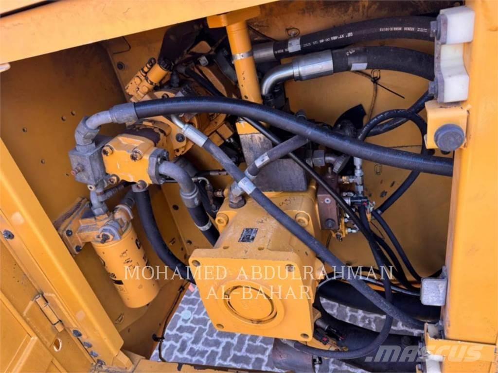 CAT 374D L Pásová rýpadla