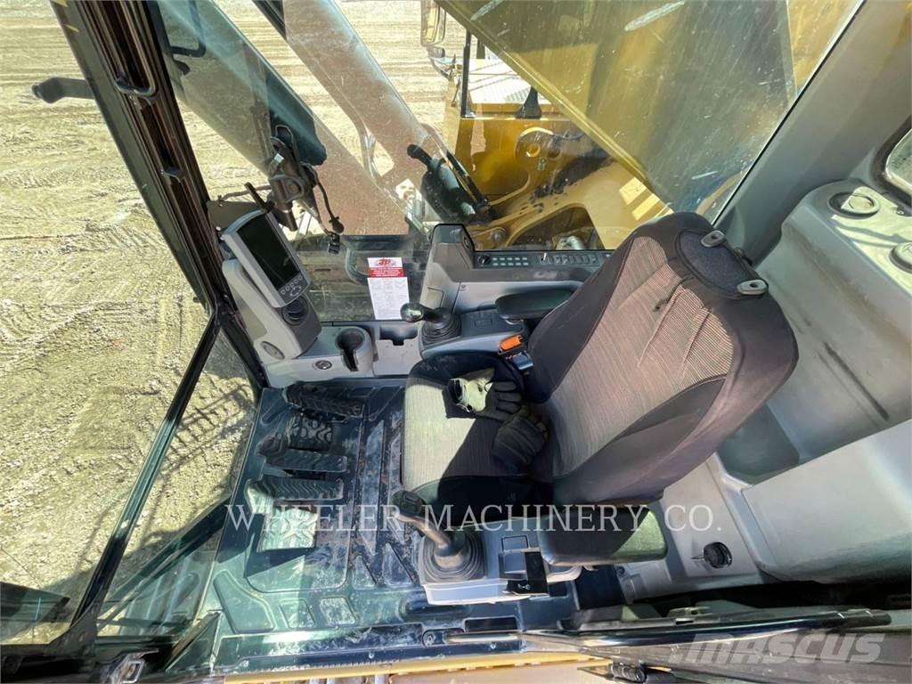 CAT 374F Pásová rýpadla