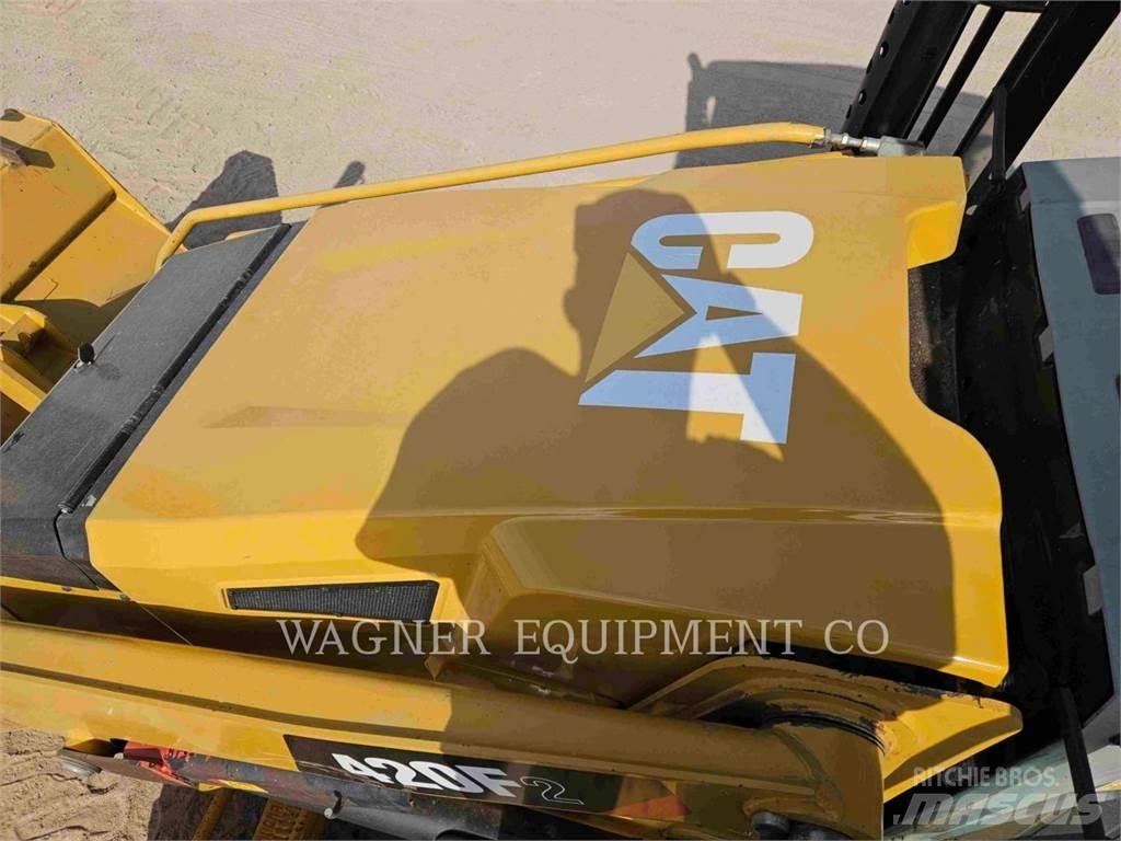 CAT 420F2 4WDS Rýpadlo-nakladače