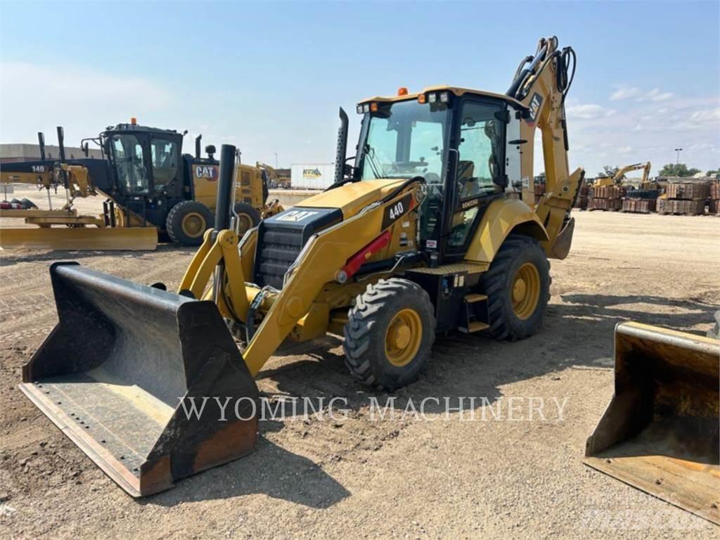 CAT 440 Rýpadlo-nakladače