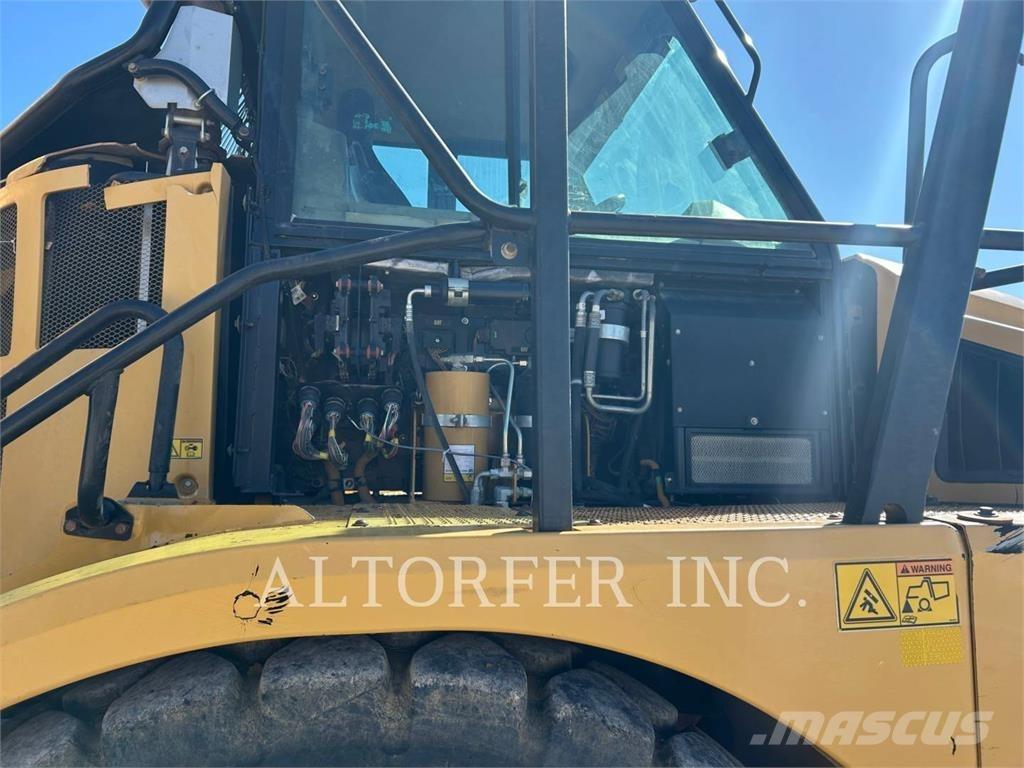 CAT 740B Kloubové dempry