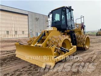 CAT 815 Půdní kompaktory