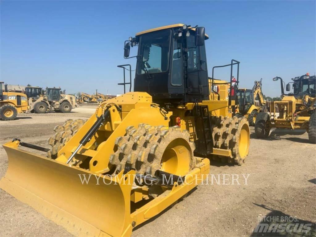 CAT 815 Půdní kompaktory