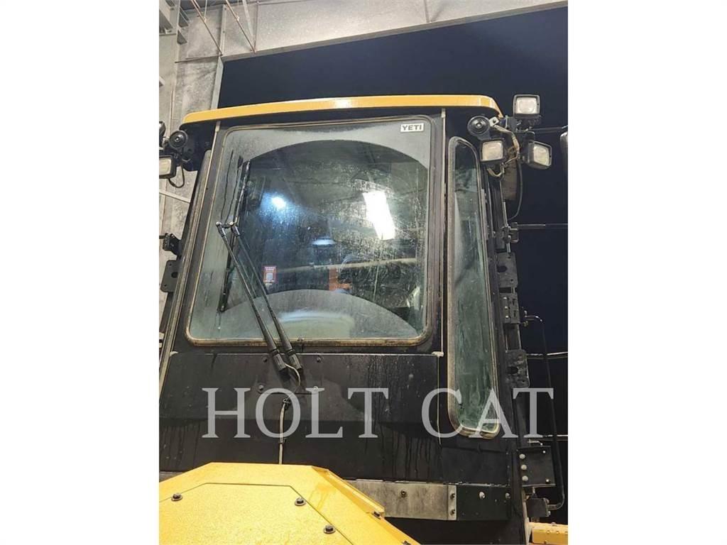 CAT 815 Půdní kompaktory
