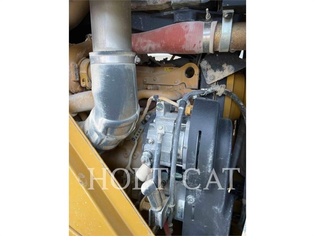 CAT 815 Půdní kompaktory