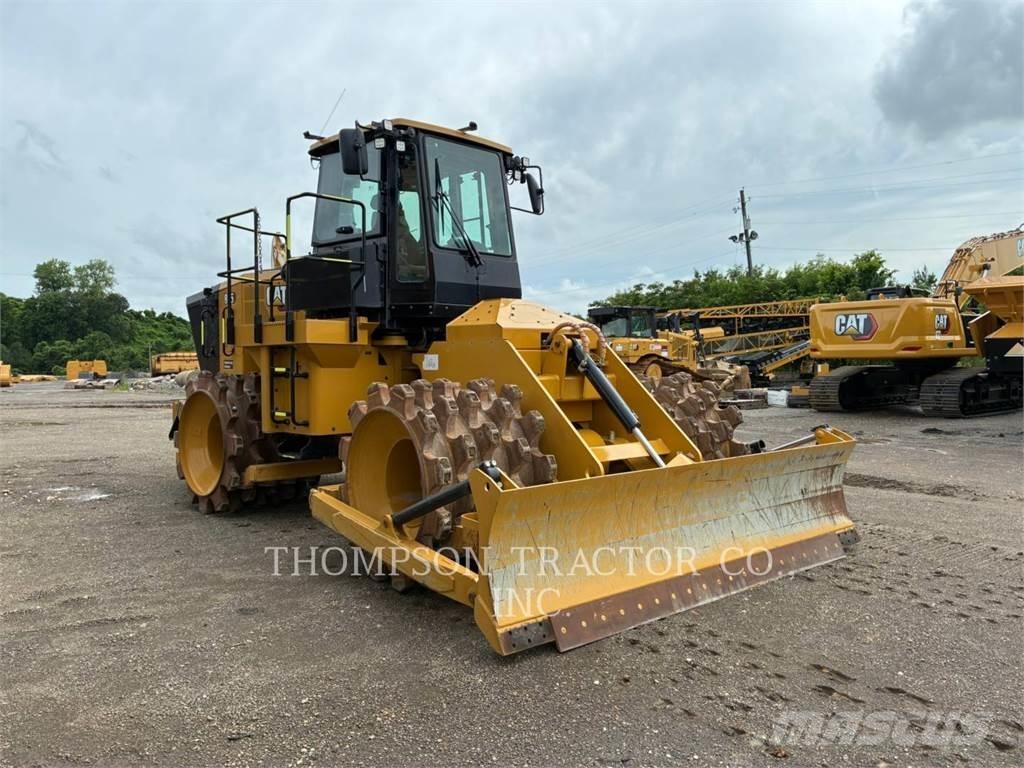 CAT 815 Půdní kompaktory