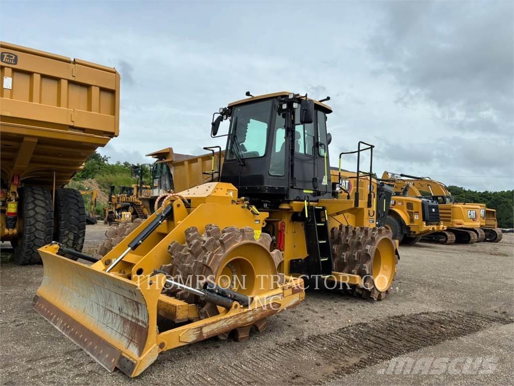 CAT 815 Půdní kompaktory