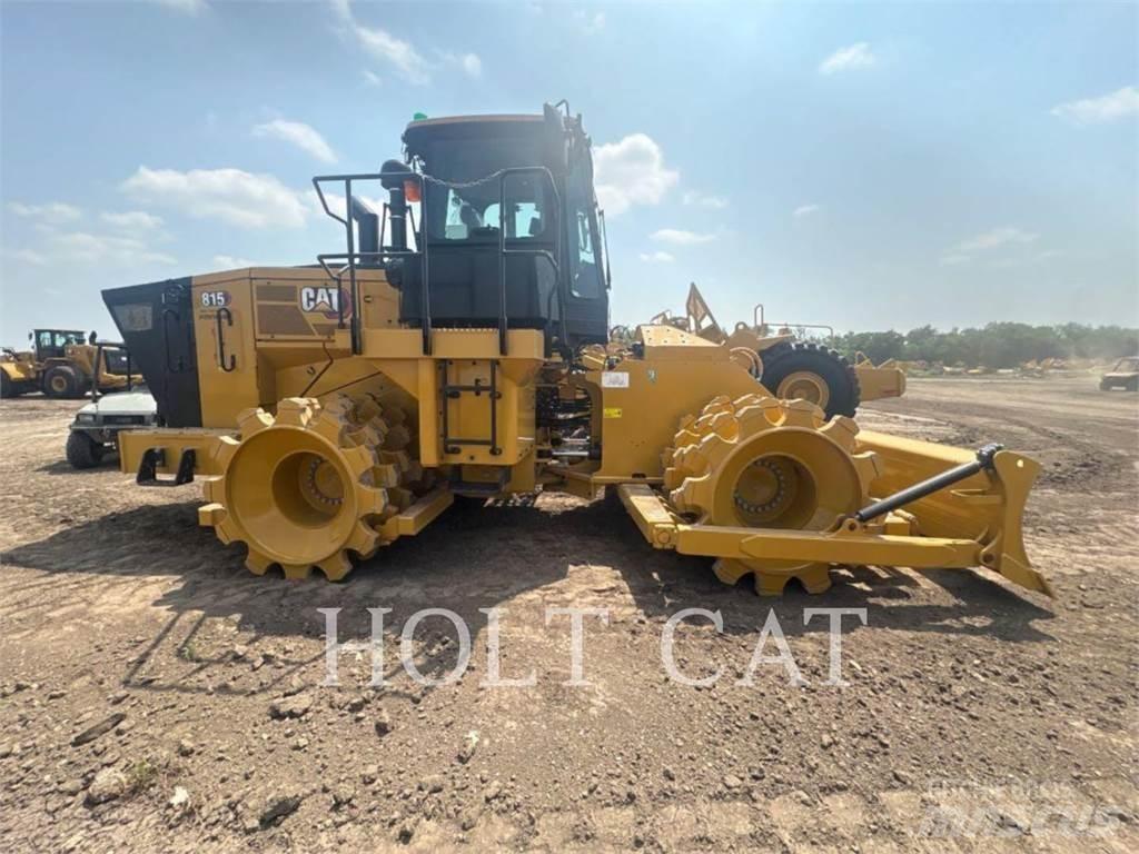 CAT 815 Půdní kompaktory