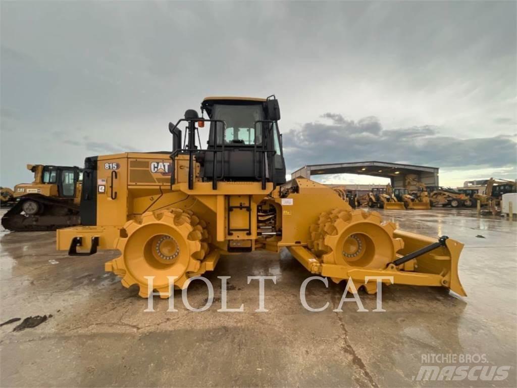 CAT 815 Půdní kompaktory