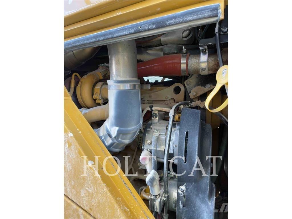 CAT 815 Půdní kompaktory