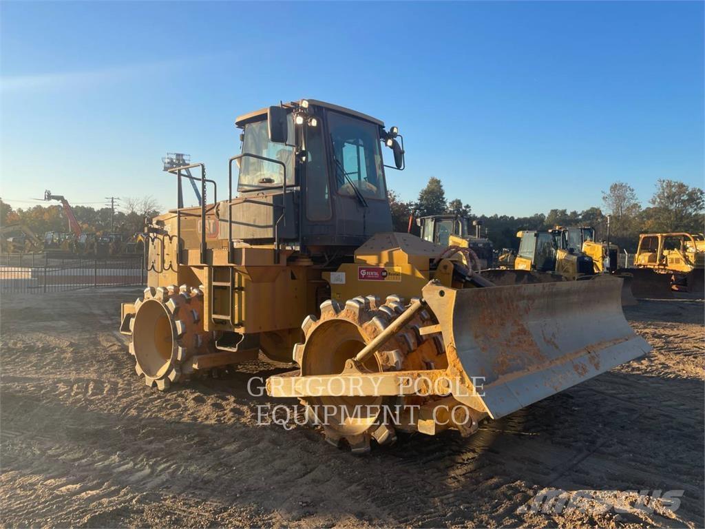 CAT 815-11 Půdní kompaktory